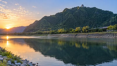 岐阜をイメージした川と山城の風景